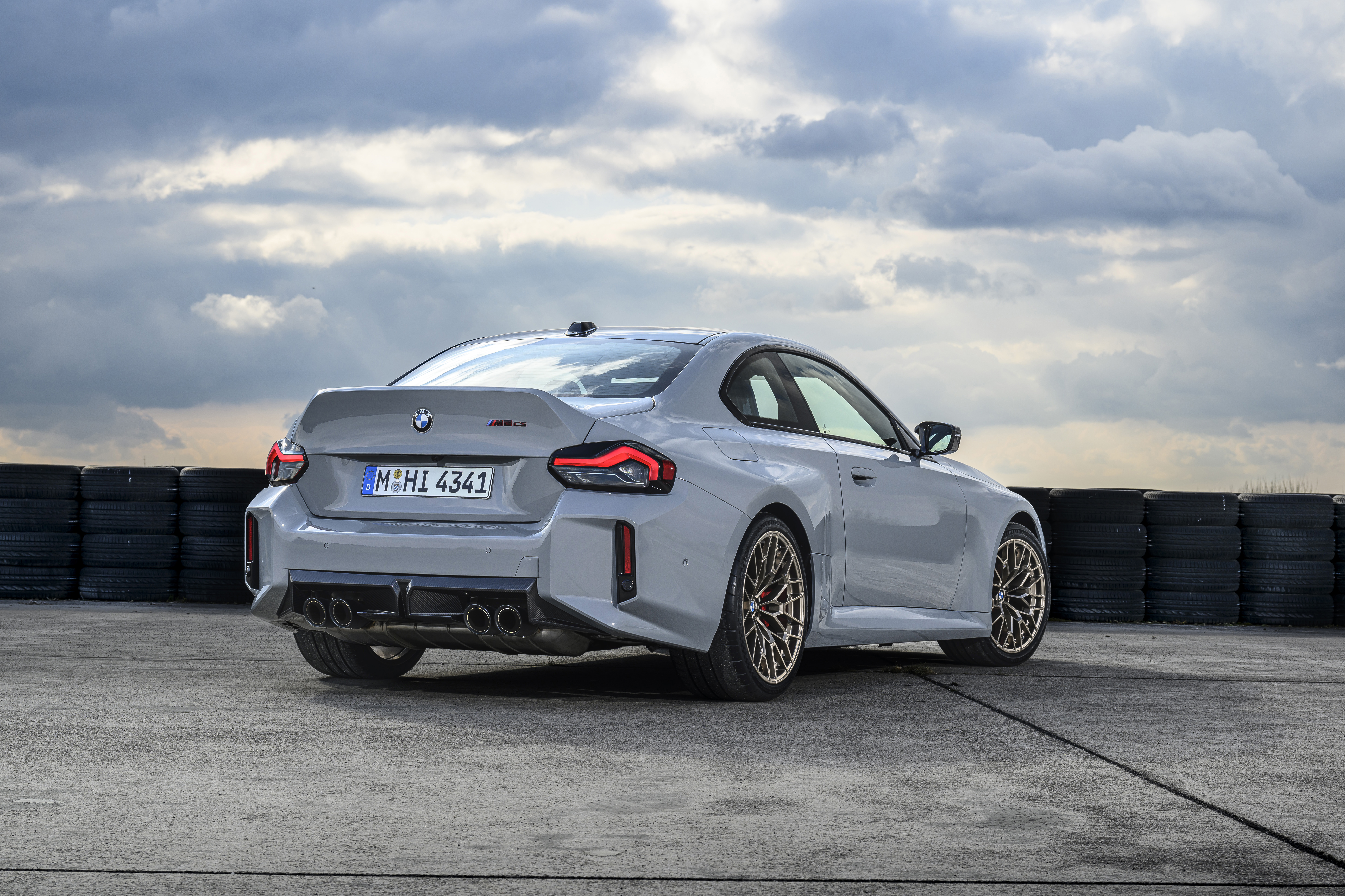Nové BMW M2 CS 2025 ve Velvet Blue metallic – výkonný sportovní vůz s 530 koňmi, karbonovou střechou a agresivním designem. Nejostřejší verze modelu M2 dostupná nově i pro online objednávky přes AUTOiBUY.